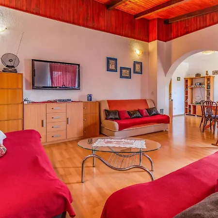 Beautiful In With Swimming Pool Apartmán Pula