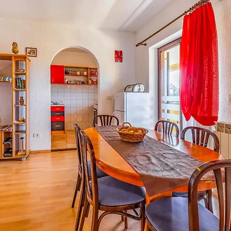 Gorgeous Apartment In Pula With Kitchen Apartment