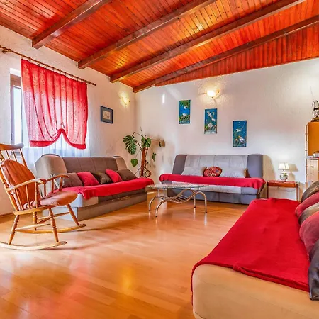 Gorgeous Apartment In Pula With Kitchen Apartment *