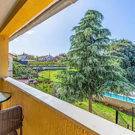 Apartmán Beautiful In With Swimming Pool