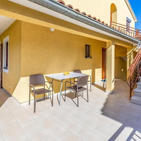 Gorgeous Apartment In Pula With Kitchen
