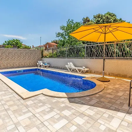 Gorgeous Apartment In Pula With Kitchen Apartment *