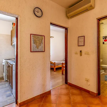 Gorgeous Apartment In Pula With Kitchen Apartment *