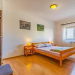 Apartament Gorgeous In With Kitchen Pula