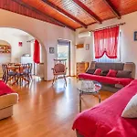 Apartament Gorgeous In With Kitchen Pula