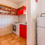 Apartament Gorgeous In With Kitchen Pula