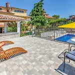 Apartament Gorgeous In With Kitchen Pula