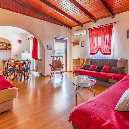 Apartament Beautiful In With Swimming Pool Pula