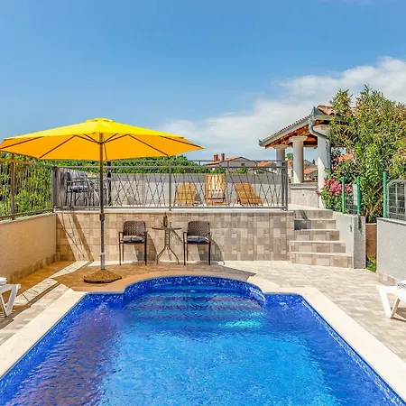 Beautiful In With Swimming Pool Apartament