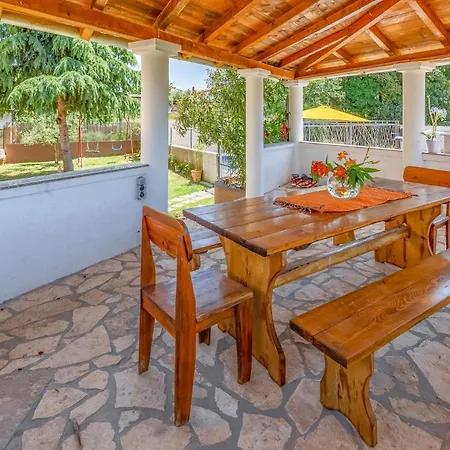Apartament Beautiful In With Swimming Pool Pula