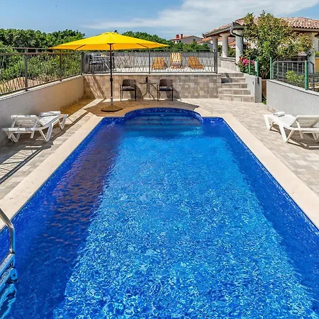 Apartament Beautiful In With Swimming Pool Pula