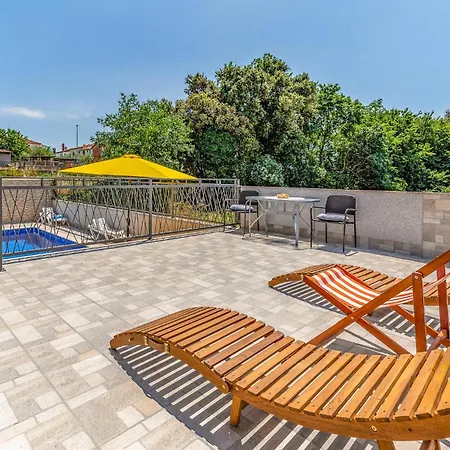 Beautiful In With Swimming Pool Pula